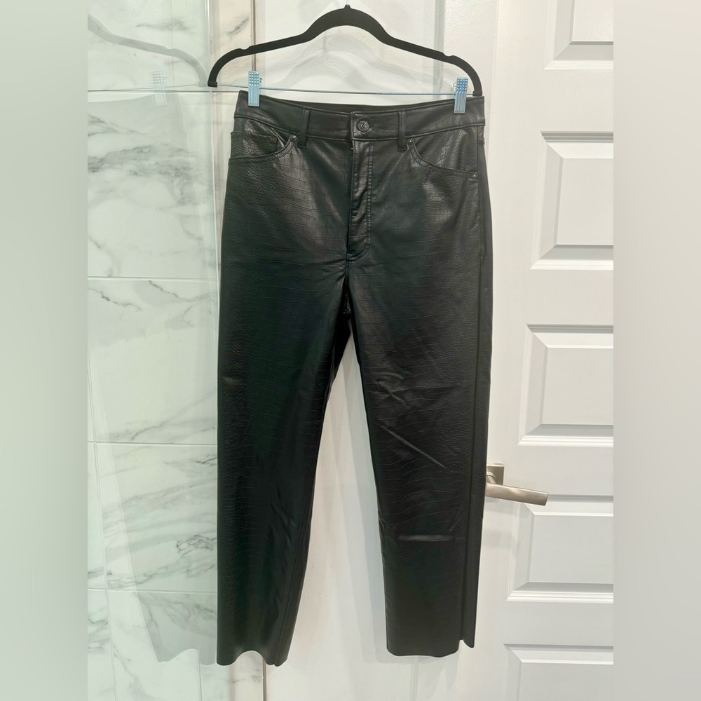 Express Crocodile Embossed High Rise Cropped Faux Leather Pant Size 8 EEUC